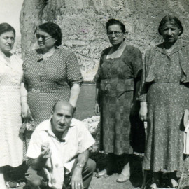 Foto 25 le sorelle Gaiezza e Bonomonte (marito di Giulia) 1950